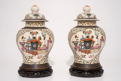 Une paire de vases en porcelaine de Chine famille rose, dit &quot;de Nanking&quot;, 19&egrave;me