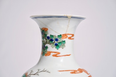 Een Chinese doucai vaas, Kangxi merk, en een Nanking famille rose craquel&eacute; vaasje, 19/20e eeuw