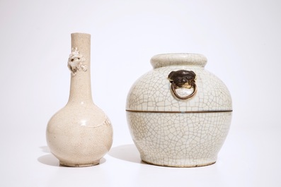 Twee Chinese monochrome vazen met craquel&eacute; glazuur, 19e eeuw