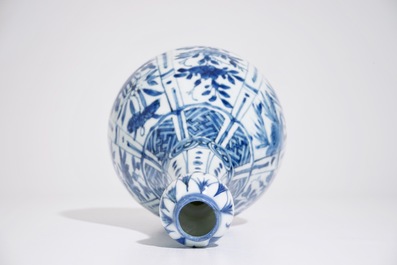 A Chinese blue and white garlic-head bottle vase, Ming, Wanli