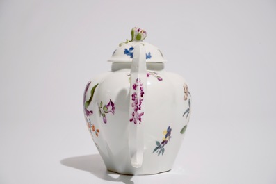 Une th&eacute;i&egrave;re et son couvercle en porcelaine &agrave; d&eacute;cor floral, Allemagne, 18/19&egrave;me