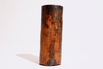 Un pot &agrave; pinceaux en bambou sculpt&eacute; et inscrit, Chine, 19/20&egrave;me