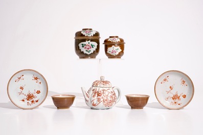 Deux bols couverts, deux tasses et soucoupes en porcelaine de Chine sur fond capucin, et une th&eacute;i&egrave;re en Imari de Japon, 18&egrave;me