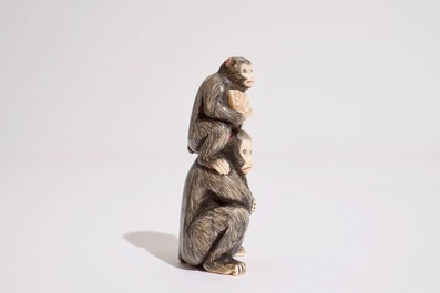 Un okimono en ivoire figurant deux singes, Japon, Meiji/Taisho, 19/20&egrave;me, sign&eacute;