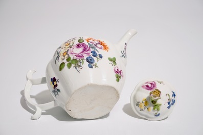 Une th&eacute;i&egrave;re et son couvercle en porcelaine &agrave; d&eacute;cor floral, Allemagne, 18/19&egrave;me