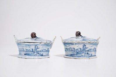 Een paar blauw-witte Delftse botervloten met bramen als dekselknop, 18e eeuw