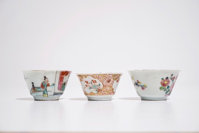 Trois tasses et deux soucoupes en porcelaine de Chine famille rose, Yongzheng/Qianlong