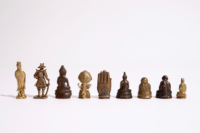 Een collectie kleine bronzen votieve beeldjes, India, Nepal, Tibet, Japan, 18/20e eeuw