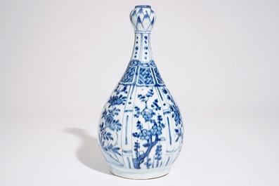 Une vase de forme bouteille en porcelaine de Chine bleu et blanc, Ming, Wanli