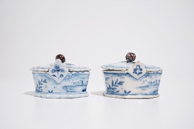 Une paire de beurriers en fa&iuml;ence de Delft bleu et blanc aux prises en forme de m&ucirc;res, 18&egrave;me