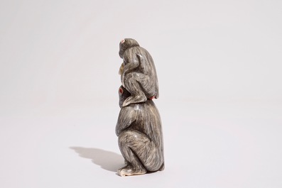 Un okimono en ivoire figurant deux singes, Japon, Meiji/Taisho, 19/20&egrave;me, sign&eacute;