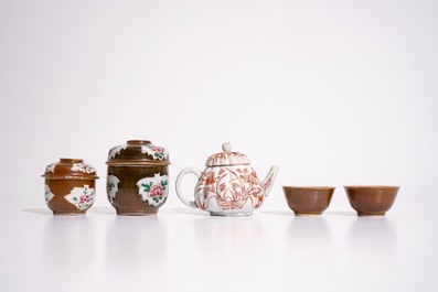 Deux bols couverts, deux tasses et soucoupes en porcelaine de Chine sur fond capucin, et une th&eacute;i&egrave;re en Imari de Japon, 18&egrave;me