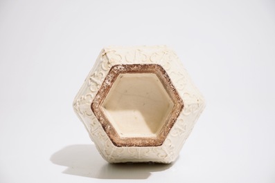 Un vase en porcelaine de Chine monochrome blanc &agrave; d&eacute;cor en relief, 19&egrave;me