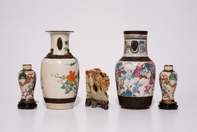 Quatre vases en porcelaine de Chine famille rose et verte de type craquel&eacute; et un porte-cigarettes en pierre de savon, 19/20&egrave;me
