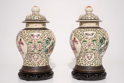Une paire de vases en porcelaine de Chine famille rose, dit &quot;de Nanking&quot;, 19&egrave;me