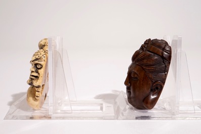 Twee gesigneerde Japanse netsuke in hout en ivoor, Meiji of Taisho, 19/20e eeuw