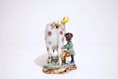 Un groupe d'une vache et un fermier en fa&iuml;ence de Delft polychrome, 18&egrave;me