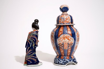 Een Japanse Imari vaas op porseleinen voet en een Kutani model van een bijin, Meiji, 19e eeuw