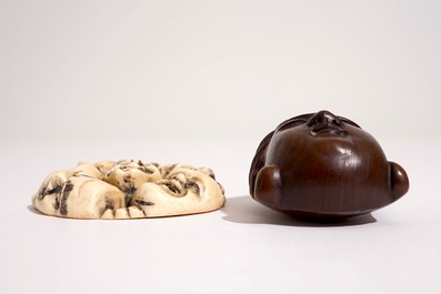 Deux netsuke sign&eacute;s en ivoire et bois, Japon, Meiji ou Taisho, 19/20&egrave;me