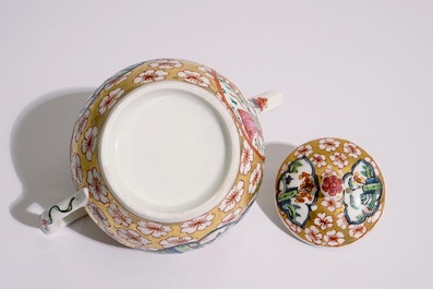 Une th&eacute;i&egrave;re en porcelaine de Meissen d&eacute;cor&eacute;e aux Pays-Bas, vers 1720