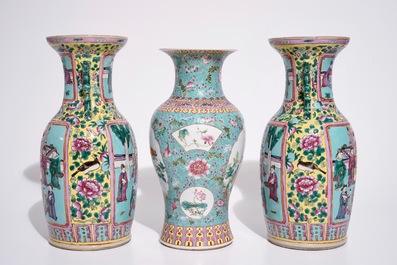 Une paire de vases, 19&egrave;me, et un vase, marque de Qianlong, 20&egrave;me, en porcelaine de Chine famille rose sur fond turquoise