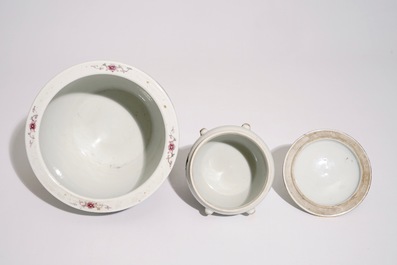 Un bol couvert en porcelaine de Chine qianjiang cai et un pot &agrave; fleurs en famille rose, 19/20&egrave;me