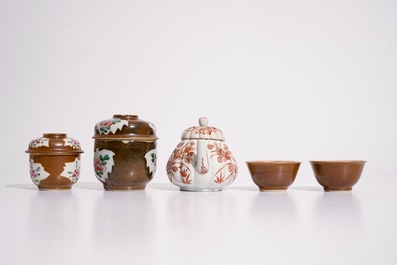 Deux bols couverts, deux tasses et soucoupes en porcelaine de Chine sur fond capucin, et une th&eacute;i&egrave;re en Imari de Japon, 18&egrave;me