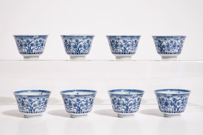 Un ensemble de huit tasses et soucoupes en porcelaine de Chine bleu et blanc, 19&egrave;me