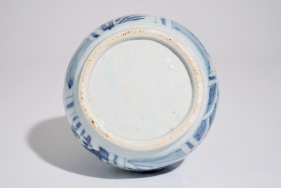 Une vase de forme bouteille en porcelaine de Chine bleu et blanc, Ming, Wanli