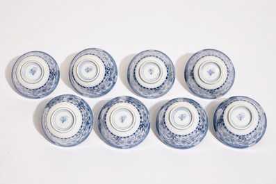 Een set van acht Chinese blauw-witte koppen en schotels, 19e eeuw