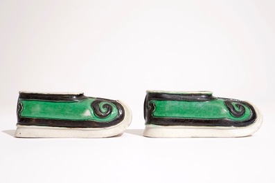 Une paire de lave-pinceaux en forme de chaussures en biscuit &eacute;maill&eacute; vert, Chine, Kangxi