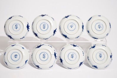 Un ensemble de huit tasses et soucoupes en porcelaine de Chine bleu et blanc, 19&egrave;me