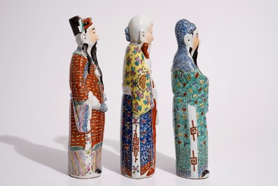 Un ensemble de trois figures d'immortels en porcelaine de Chine famille rose, 19/20&egrave;me
