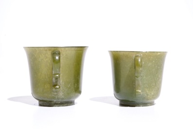 Une paire de tasses et soucoupes en jade vert, Chine, 19&egrave;me