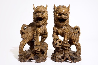 Une paire de lions gardiens en bois sculpt&eacute;, Chine, 19/20&egrave;me