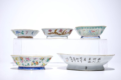 Cinq bols en porcelaine de Chine famille rose et qianjiang cai et une assiette, 18/20&egrave;me