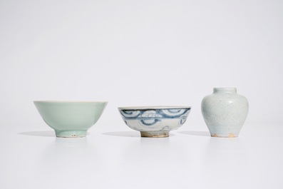 Un bol en porcelaine de Chine bleu et blanc avec un bol et un vase en c&eacute;ladon, Ming et 19&egrave;me