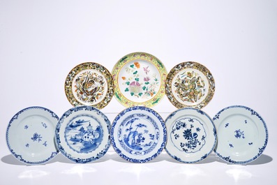 Een blauw-witte Chinese dekselkan, een famille jaune dekselvaas en acht borden, 18/19e eeuw