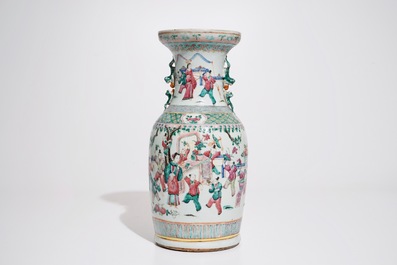 Un vase en porcelaine de Chine famille rose &agrave; d&eacute;cor de gar&ccedil;ons jouants, 19&egrave;me