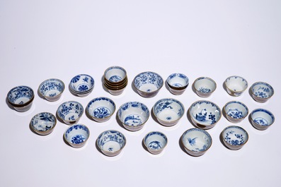 Un grand lot de tasses et soucoupes en porcelaine de Chine bleu et blanc sur fond brun capucin, Kangxi/Qianlong