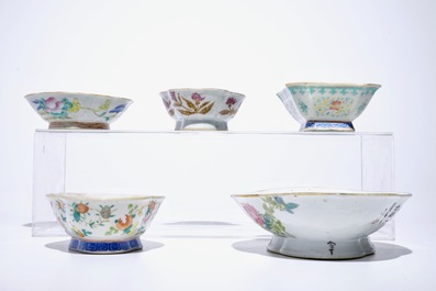 Cinq bols en porcelaine de Chine famille rose et qianjiang cai et une assiette, 18/20&egrave;me