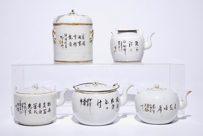 Een Chinese qianjiang cai dekseldoos en vier theepotten, 19/20e eeuw