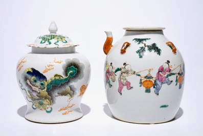 Cinq vases en porcelaine de Chine famille rose et verte, 19/20&egrave;me