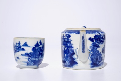 Een deel van een Chinees blauw-wit theeservies met landschapsdecor, Qianlong