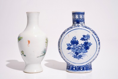 Een Chinese famille rose vaas, Yongzheng, en een blauw-wit pelgrimsflesje, 19/20e eeuw