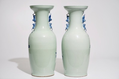 Une paire de vases en porcelaine de Chine en bleu et blanc sur fond c&eacute;ladon, 19&egrave;me