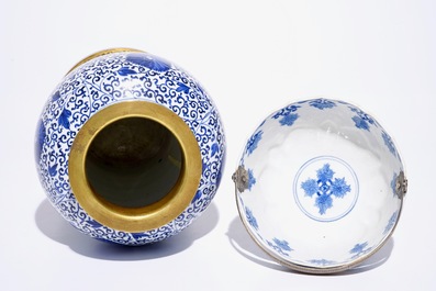 Een blauw-witte Chinese Kangxi merk en periode kom met zilveren hengsel en een Kangxi vaas met bronzen montuur