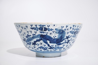 Een blauw-witte Delftse kom met chinoiseriedecor van draken, eind 17e eeuw