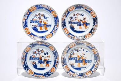 Huit assiettes en porcelaine de Chine de style Imari &agrave; d&eacute;cor de figures dans un jardin, Kangxi/Yongzheng