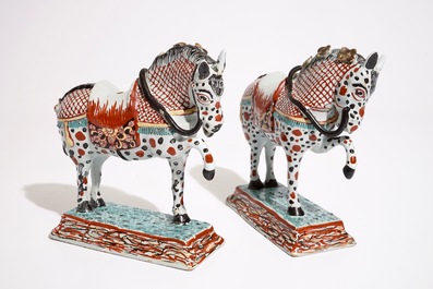 Une paire de chevaux en fa&iuml;ence de Delft polychrome petit feu, 18&egrave;me